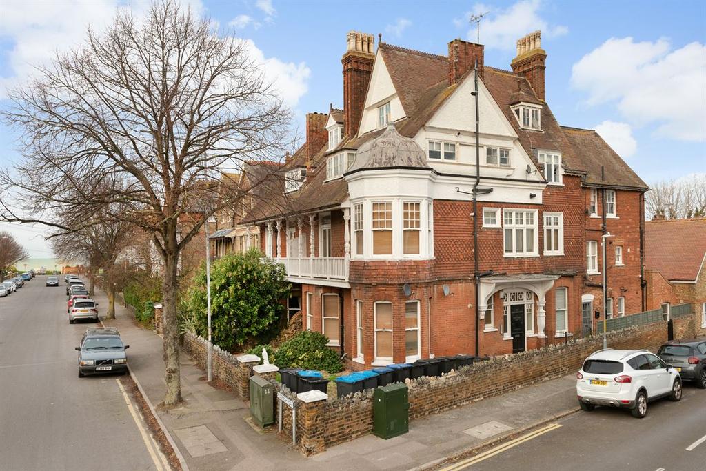 Pilar Court, Roxburgh Road, WestgateonSea 2 bed ground floor flat £