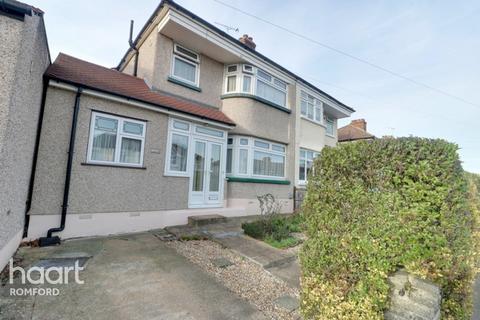 1a Heather Way, Romford, RM1 4SX