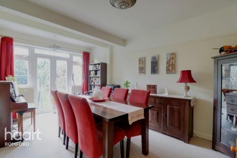 1a Heather Way, Romford, RM1 4SX