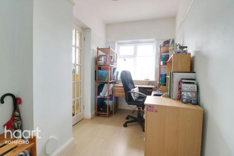 1a Heather Way, Romford, RM1 4SX
