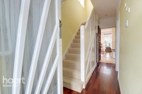 1a Heather Way, Romford, RM1 4SX