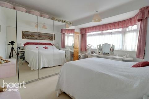 1a Heather Way, Romford, RM1 4SX