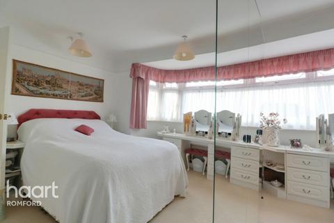 1a Heather Way, Romford, RM1 4SX