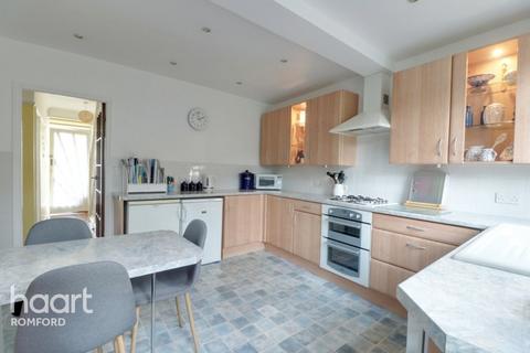 1a Heather Way, Romford, RM1 4SX