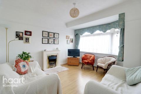 1a Heather Way, Romford, RM1 4SX