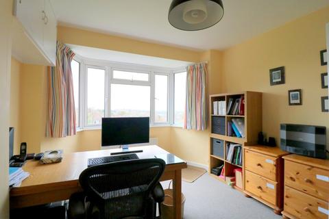 24 Derwent Drive, Purley, CR8 1EQ