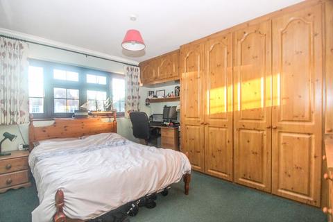 17 Cray Avenue, Ashtead, KT21 1QX