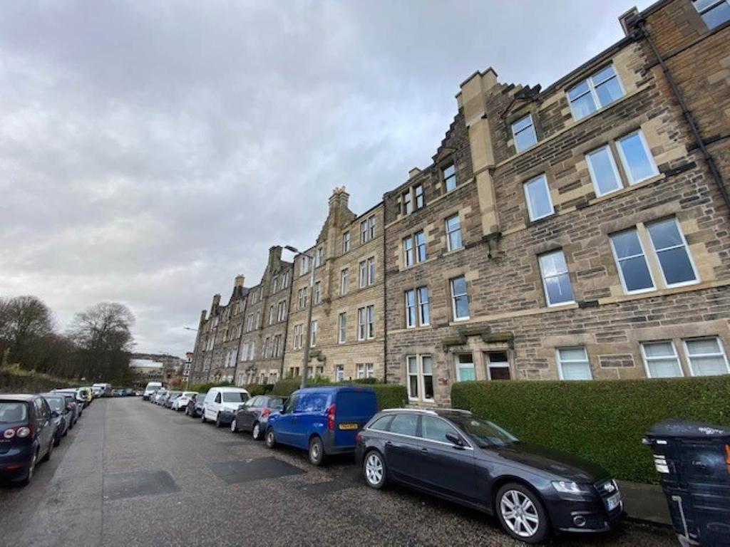 Royal Park Terrace, Meadowbank, Edinburgh 2 bed flat £975 pcm (£225 pw)