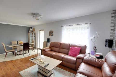 73 Ashmead, Trowbridge, BA14 0PA