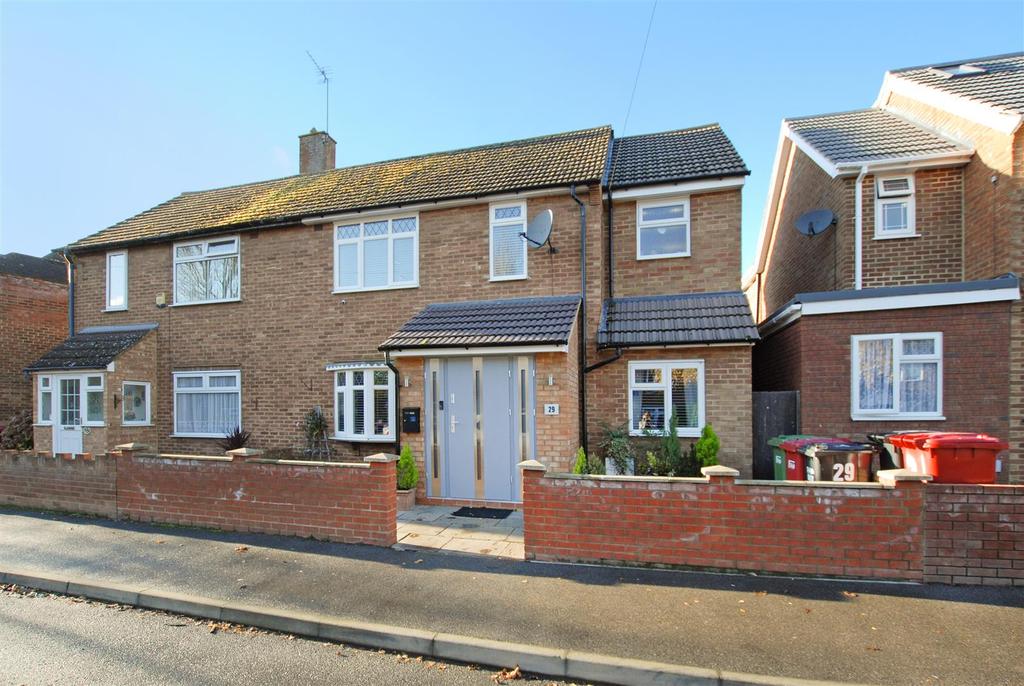 Hawthorne Crescent, Slough 4 bed semidetached house £435,000