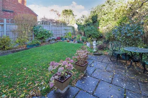 15 Gould Road, Hampton Magna, Warwick, CV35 8TU