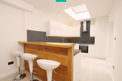 2 bedroom ground floor flat to rent, Thorparch Road, London, SW8 4RS
