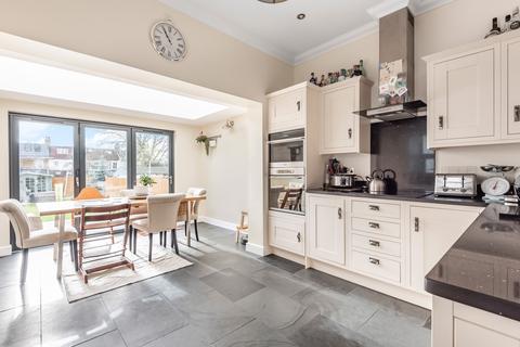 2 Dumbreck Road, London, SE9 1XG