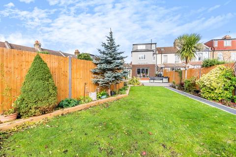 2 Dumbreck Road, London, SE9 1XG