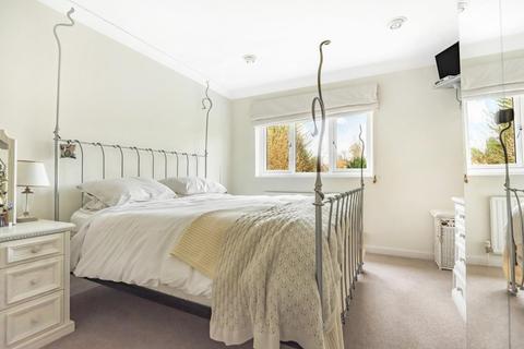 Helford Evelyn Way, Stoke Dabernon, Cobham, KT11 2SJ