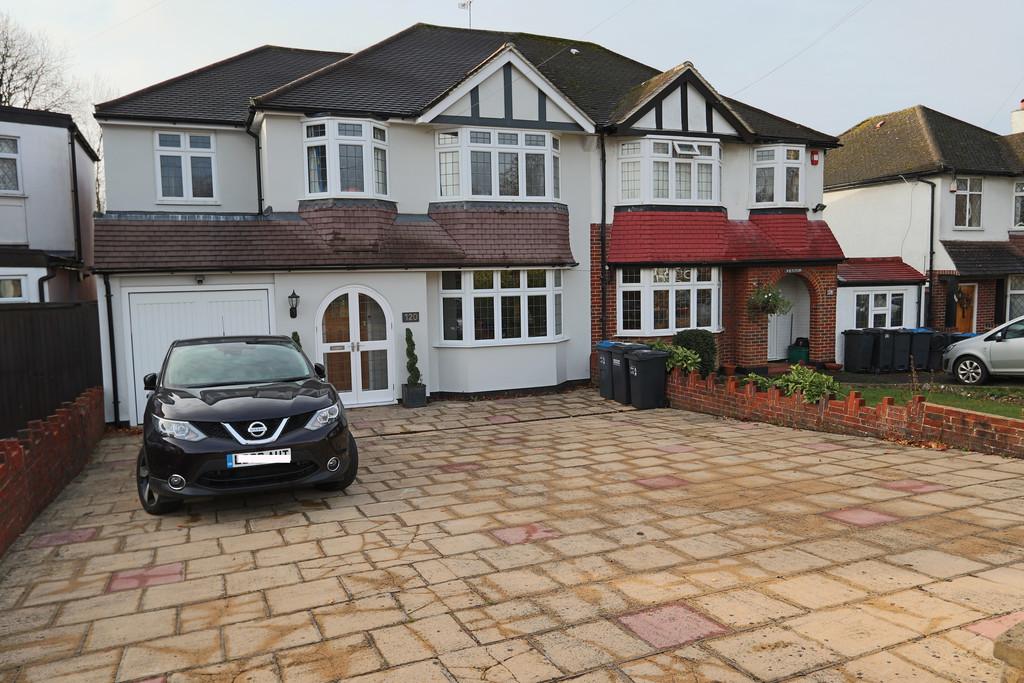 Bradmore Way, Coulsdon 5 bed semidetached house £725,000