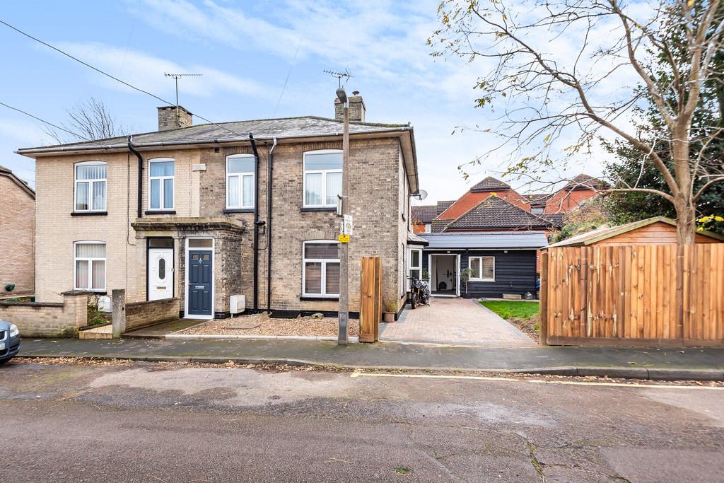 Fairfield Hill, Stowmarket 3 bed semidetached house £300,000