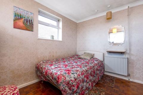 21 Broom Mead, Bexleyheath, DA6 7NZ