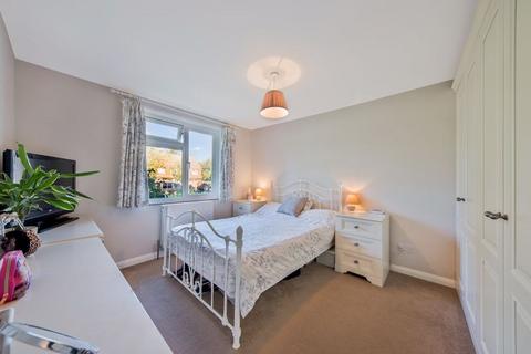 2 bedroom apartment to rent, Westonfields, Albury
