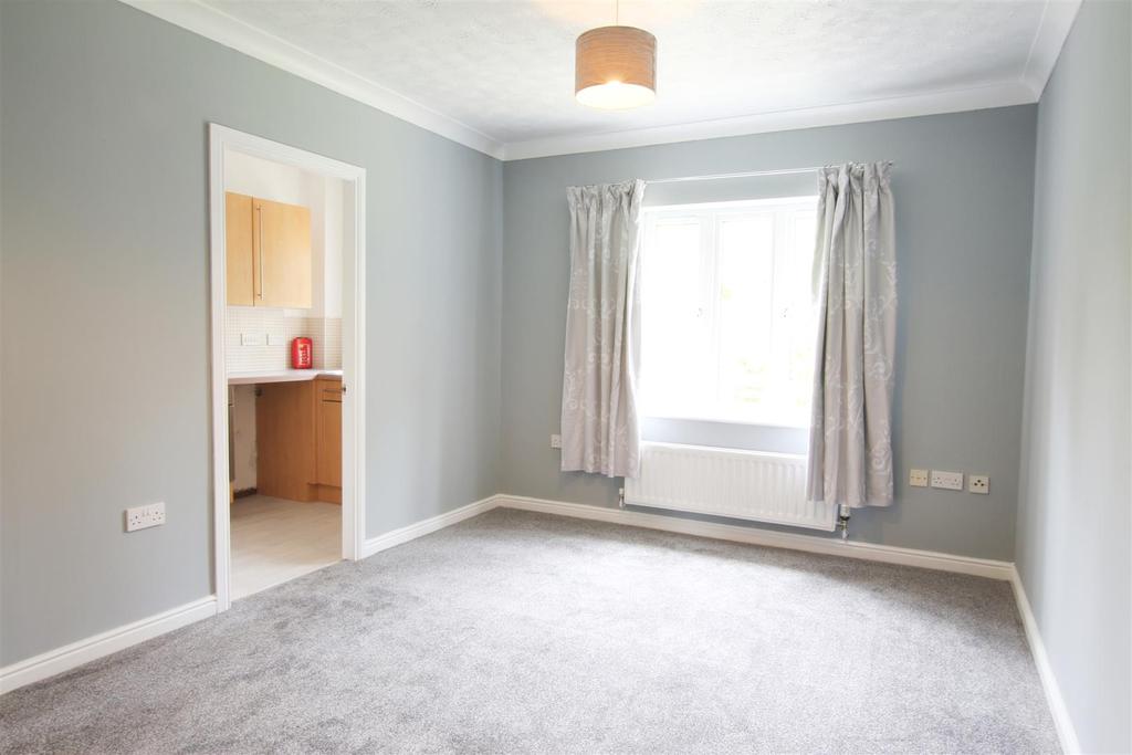 Living room/ dining area