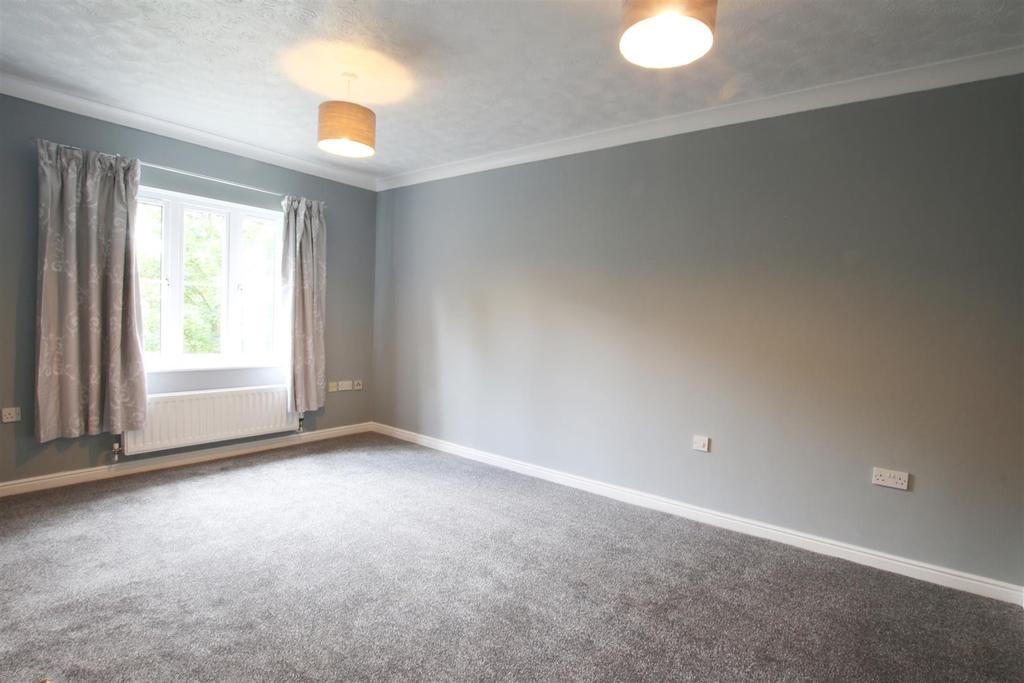 Living room/ dining area