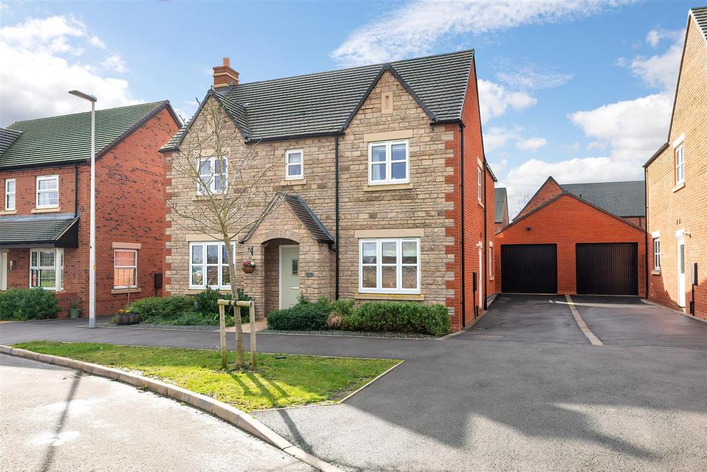 Gardiner Road, Warwick 4 bed detached house £1,400 pcm (£323 pw)