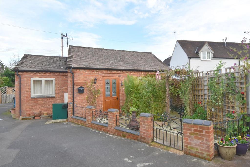 Worcester Road, Hanley Swan 1 bed detached bungalow £185,000