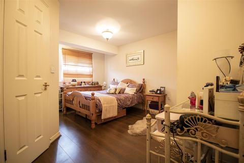 18 Cobham Close, Enfield, EN1 3SU