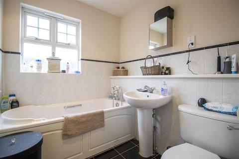 18 Cobham Close, Enfield, EN1 3SU