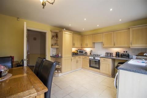 18 Cobham Close, Enfield, EN1 3SU