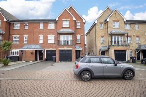 18 Cobham Close, Enfield, EN1 3SU