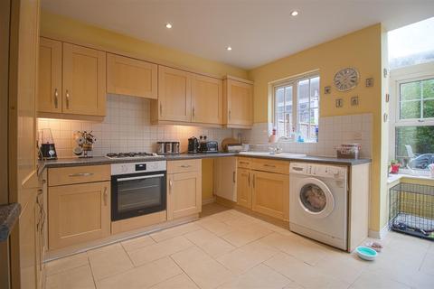 18 Cobham Close, Enfield, EN1 3SU