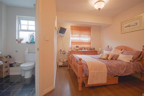 18 Cobham Close, Enfield, EN1 3SU
