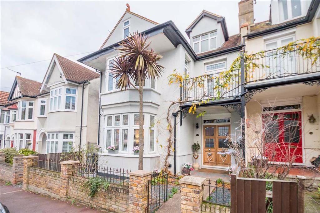 Dawlish Drive, Leighonsea, Essex 6 bed semidetached house £699,995