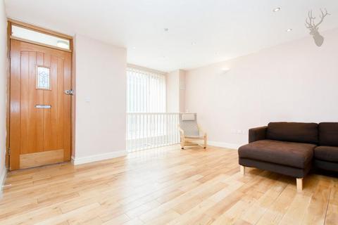 3 bedroom townhouse to rent - Voss Street, Bethnal Green, London