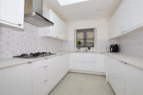 7 Chertsey Close, Kenley, CR8 5LN