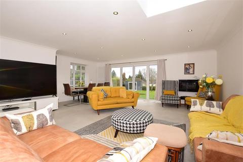 7 Chertsey Close, Kenley, CR8 5LN