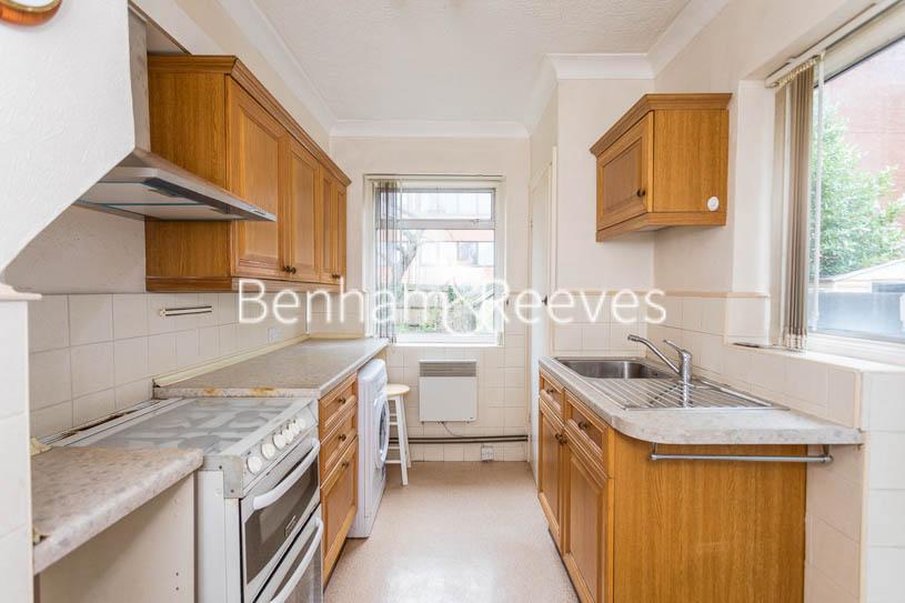 Connell Crescent, Ealing, W5 2 bed apartment £1,300 pcm (£300 pw)