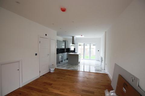 2 bedroom end of terrace house to rent, Capstone Road, Bromley BR1