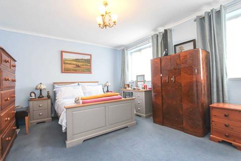18 Brunswick Grove, London, N11 1HN