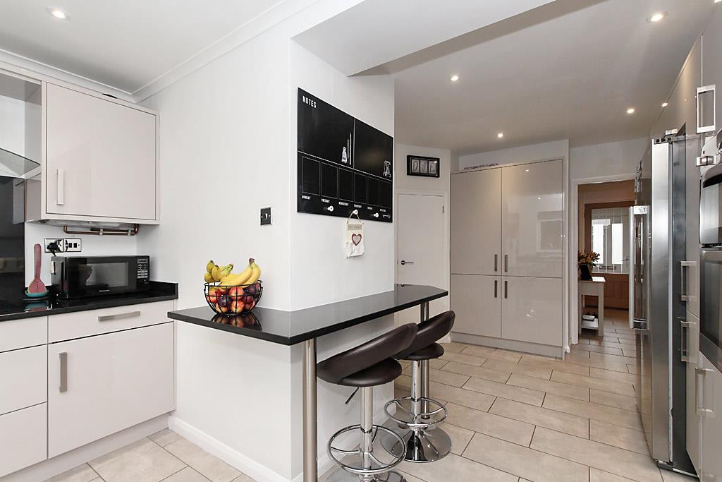 Hig-Kitchen 2.jpg