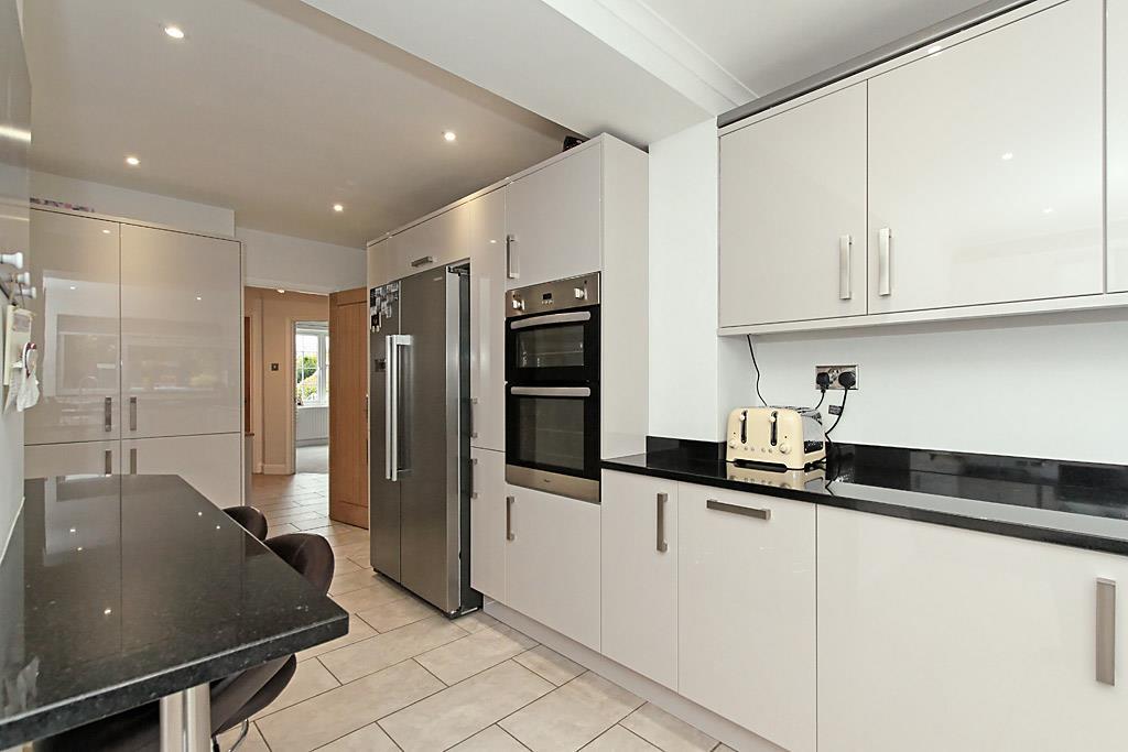 Hig-Kitchen 4.jpg