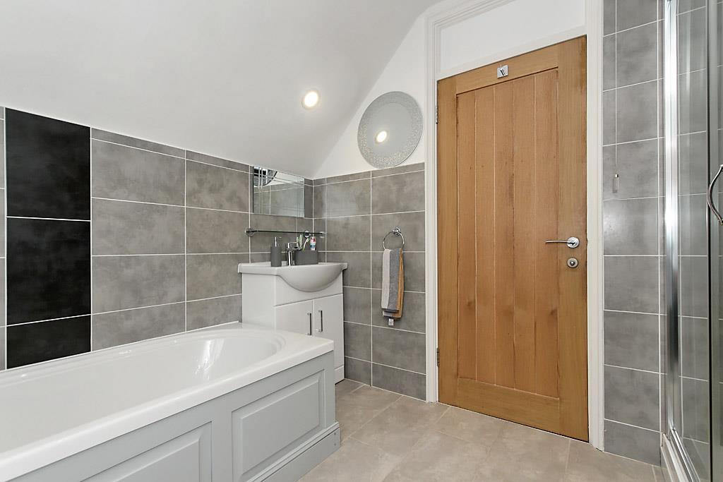 Hig-Bathroom 2.jpg