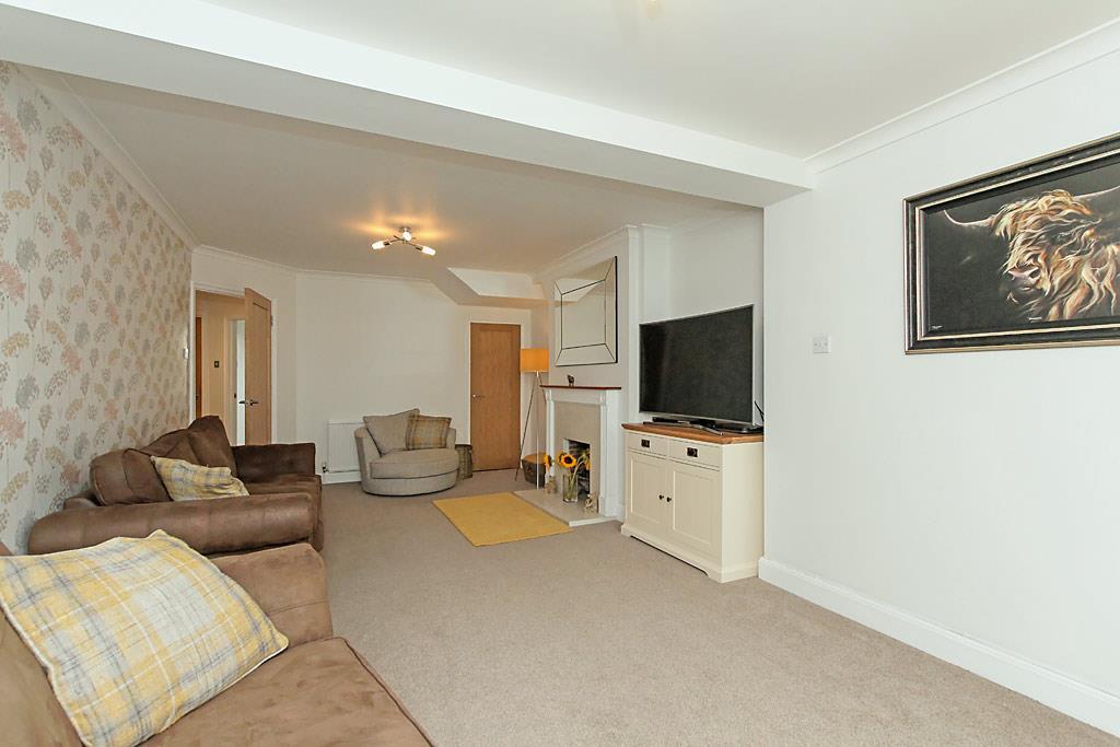 Hig-Lounge 2.jpg