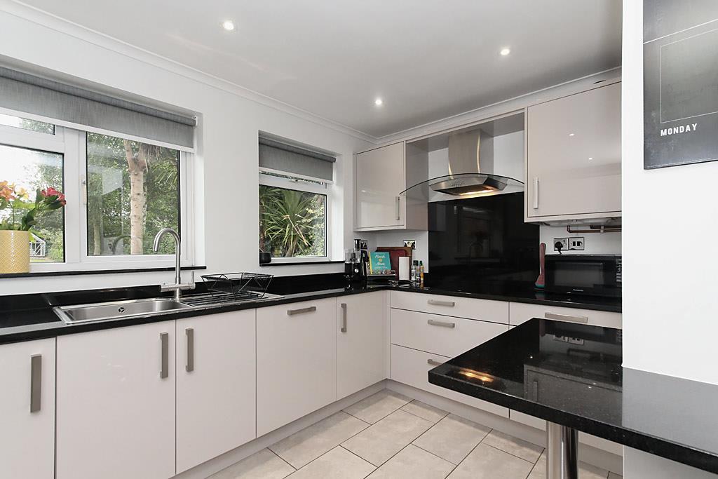 Hig-Kitchen 3.jpg