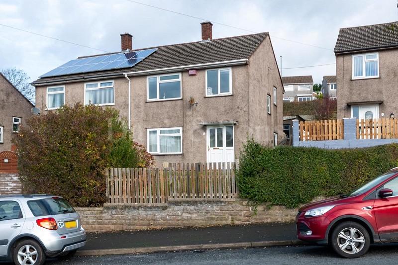 Elm Drive, Risca, Newport. NP11 3 bed semidetached house £157,000