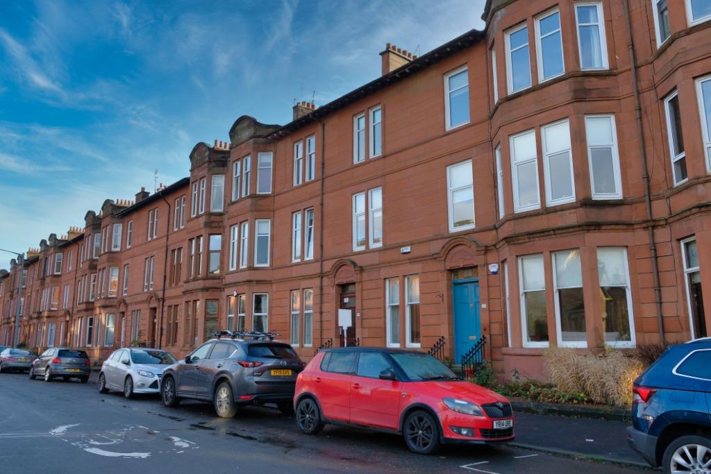 Durward Avenue, Waverley Park, Glasgow, G41 3UW 2 bed flat £245,000