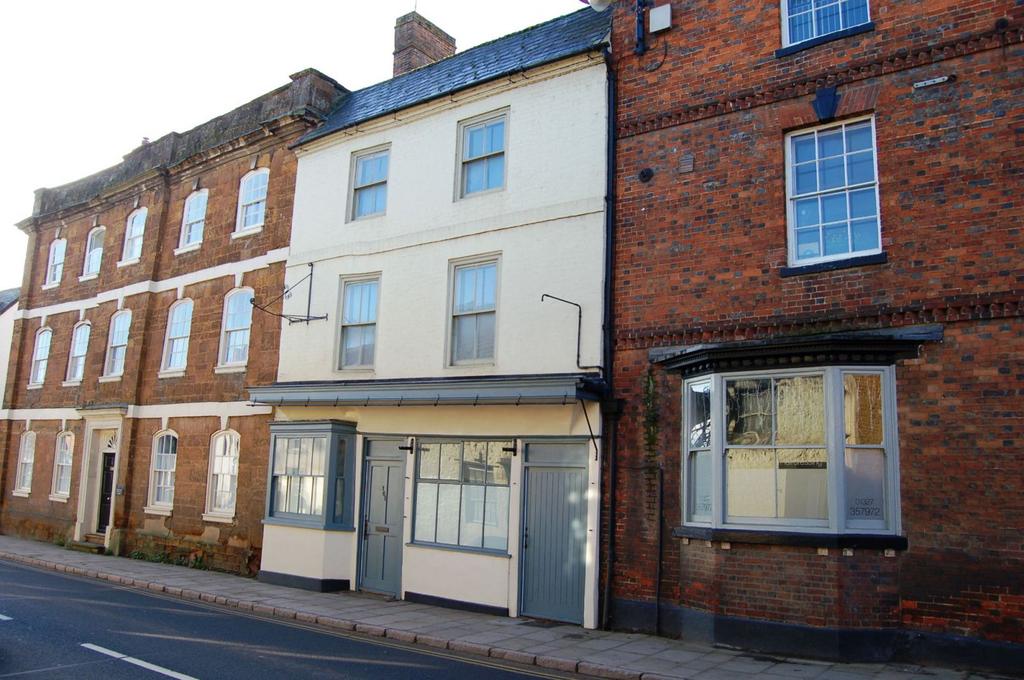 Watling Street West, Towcester, Northamptonshire NN12 6BX 5 bed
