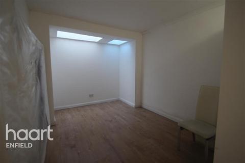 1 bedroom in a house share to rent, Forest Road, EN3
