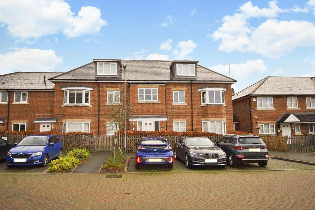 Winch's Meadow, Gore Road, Burnham, SL1 2 bed flat £285,000